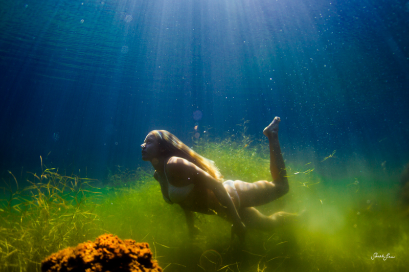Illustration for article titled The beautiful and surreal sensuality of Sarah Lee's underwater photos
